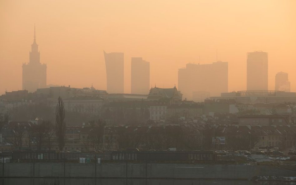 Smog był wielkim problemem w Warszawie zimą 2016/2017 (zdjęcie z lutego 2017 r.).