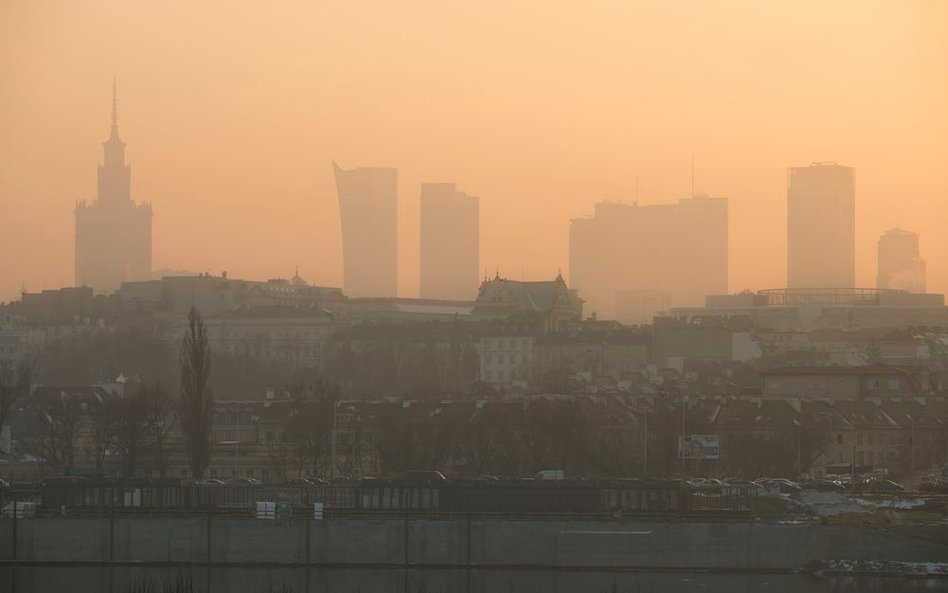 Smog był wielkim problemem w Warszawie zimą 2016/2017 (zdjęcie z lutego 2017 r.).