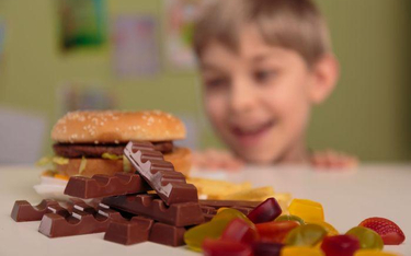 Otyłość dzieci: zdrowe jedzenie w sklepikach szkolnych juz od września