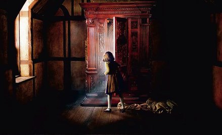 W dzieciństwie chowamy się do szaf z różnych powodów. Lewis nie mógł znaleźć doskonalszego „portalu”