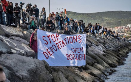 Niemieccy aktywiści protestują w porcie Dikili przeciw deportacjom imigrantów z Grecji
