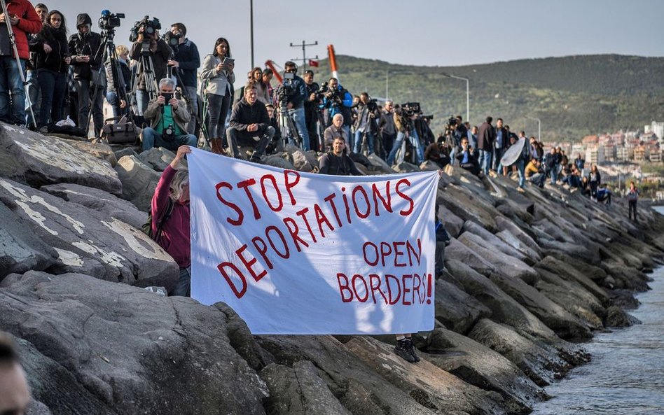 Niemieccy aktywiści protestują w porcie Dikili przeciw deportacjom imigrantów z Grecji
