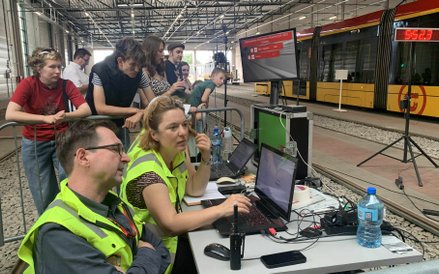 Zespoły sędziowskie czuwają nad przebiegiem konkurencji, a publiczność z zaciekawieniem obserwuje wy