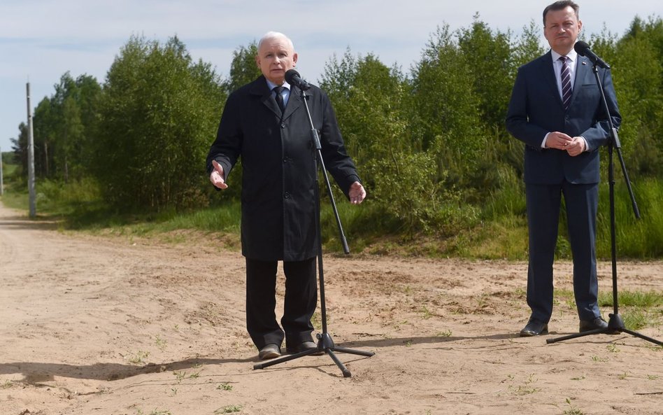 Prezes PiS Jarosław Kaczyński  i  wicepremier, minister obrony narodowej Mariusz Błaszczak podczas k