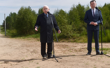 Prezes PiS Jarosław Kaczyński  i  wicepremier, minister obrony narodowej Mariusz Błaszczak podczas k