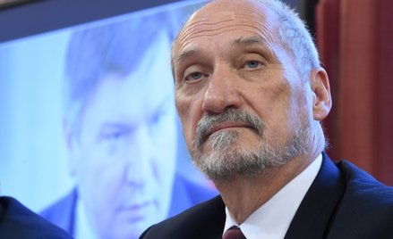 Zarzuty pod adresem komisji Millera (na zdjęciu w tle) pojawiły się na konferencji podkomisji Antoni