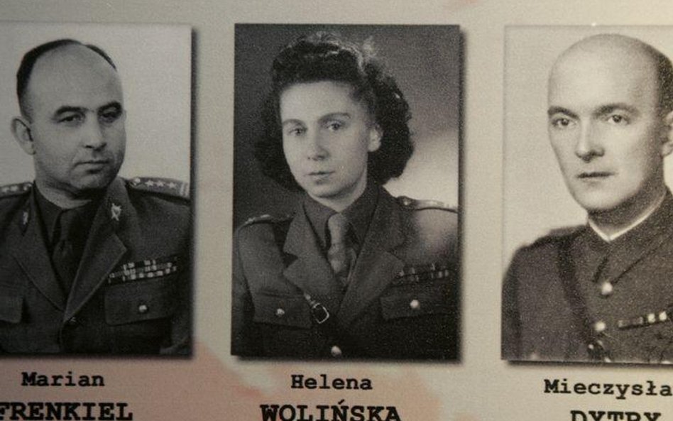 Helena Wolińska (pośrodku)