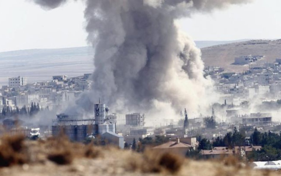 Kurdowie w Kobane walczą ostatkiem sił z nacierającymi dżihadystami Państwa Islamskiego i liczą wyłą