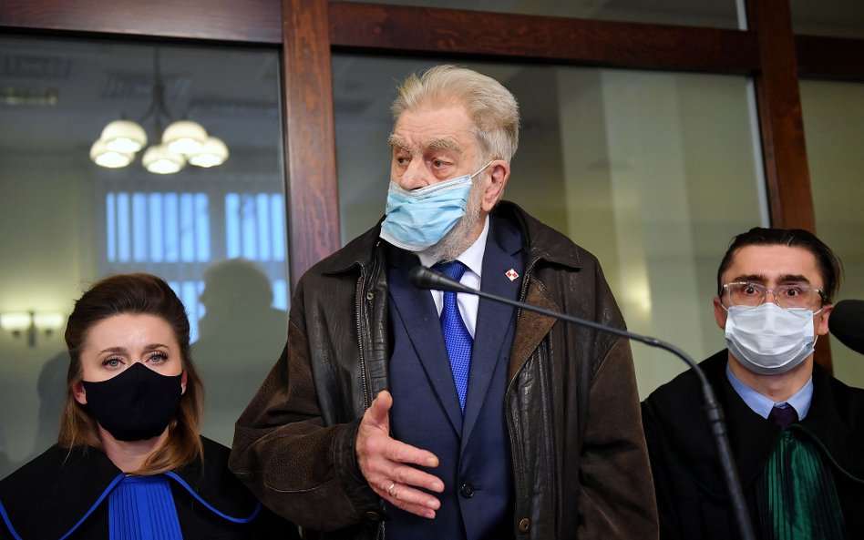 Działacz opozycji w PRL Andrzej Gwiazda (C) oraz jego pełnomocnicy, mec. Anna Słowikowska (L) i mec.