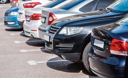 Nowe samochody w atrakcyjnych cenach, a w przypadku poleasingo- wych – pewność co do ich stanu i poc