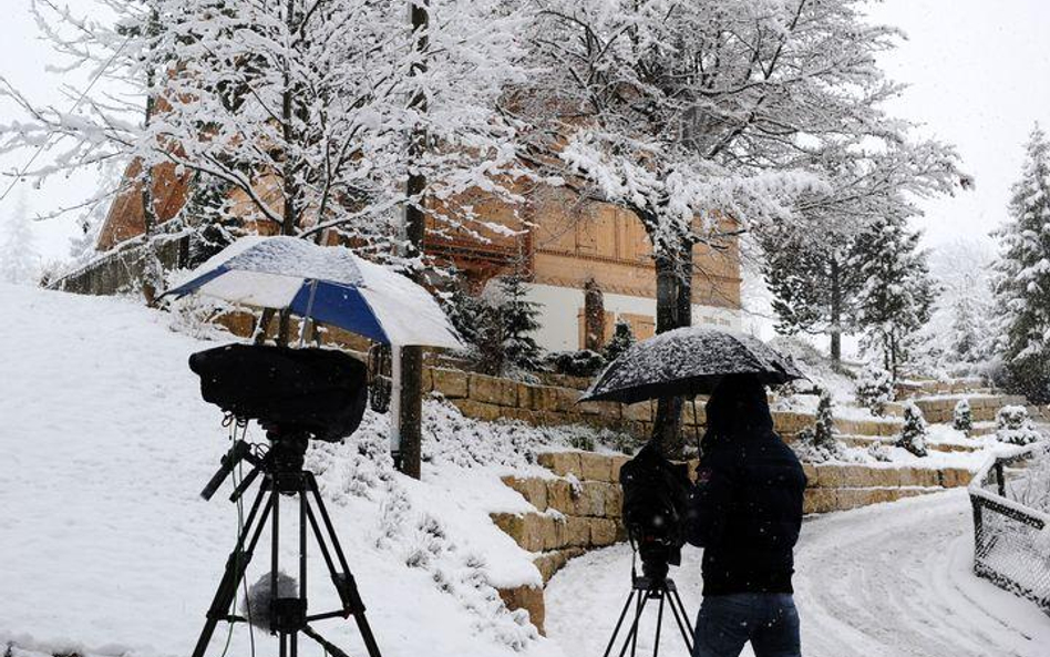 Pod domem reżysera czekają ekipy telewizyjne