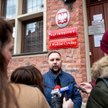Poszkodowany Mariusz Milewski (C) przed budynkiem Sądu Okręgowego w Toruniu