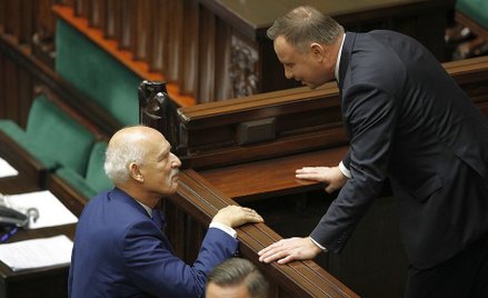 Prezydent Andrzej Duda w Sejmie z Januszem Korwin-Mikkem, jednym z liderów Konfederacji.