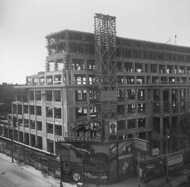 Charakterystyczna bryła Centrali BGK wyłoniła się pod koniec lat 20. XX wieku. Budowę zakończono w 1