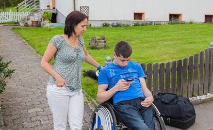 Dowóz niepełnosprawnego ucznia do szkoły: gminny bus lub zwrot kosztów dla rodzica