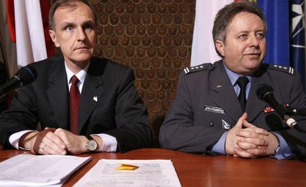 Bogdan Klich zapewnia, że w kabinie nie było nikogo prócz załogi. Na zdjęciu: wraz z płk Zbigniewem 