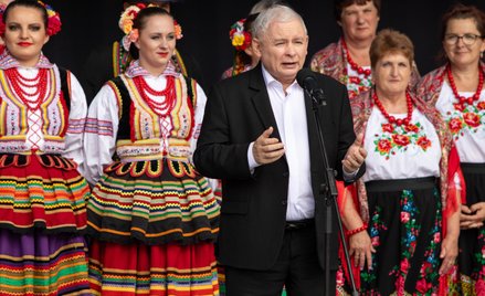 Jarosław Kaczyński jako pierwszy złożył podpis pod projektem zrównującym wynagrodzenia kobiet i mężc