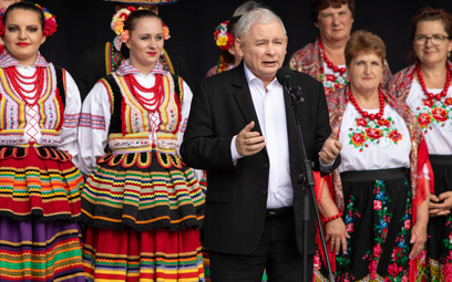 Jarosław Kaczyński jako pierwszy złożył podpis pod projektem zrównującym wynagrodzenia kobiet i mężc