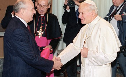 Michaił Gorbaczow był pierwszym radzieckim przywódcą, który odwiedził Watykan. 1 grudnia 1989 przyją