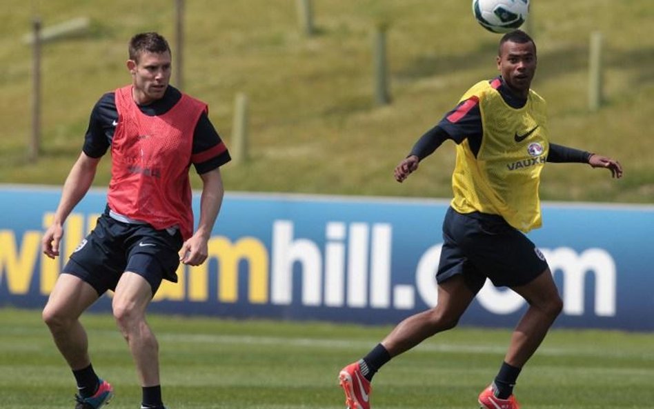 Ashley Cole (z prawej) założy opaskę kapitana