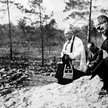 Reprodukcja fotografii wykonanej w 1943 r. w Katyniu.