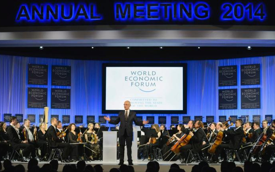 Założyciel i szef Światowego Forum Ekonomiczne- go w Davos, Klaus Schwab, podczas ceremonii powitani