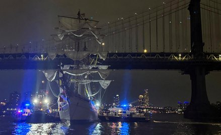 Żaglowiec widoczny na tle mostu Brooklyńskiego