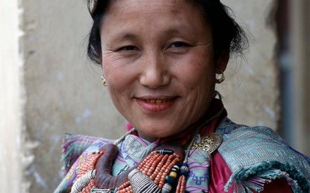 Kobiety noszą tu prawie zawsze krótkie włosy i piękną biżuterię ze srebra