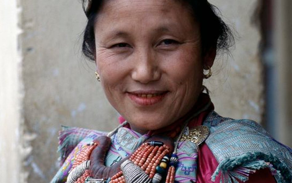 Kobiety noszą tu prawie zawsze krótkie włosy i piękną biżuterię ze srebra