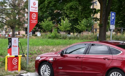Sprzedaż e-aut i budowa nowych stacji ładowania coraz bardziej się rozmijają