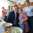 Bronisław Komorowski gościł wczoraj w gospodar-stwie młodych rolników, państwa Lutów, w Podłężycach 