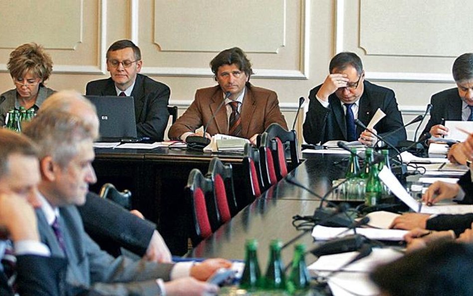 To komisja Janusza Palikota (na zdjęciu) przyjęła przepisy dotyczące bonów towarowych. Teraz wokół n