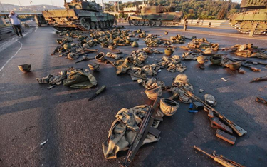 Pozamiatane przez Erdogana: broń i mundury aresztowanych uczestników puczu, porzucone na moście nad 