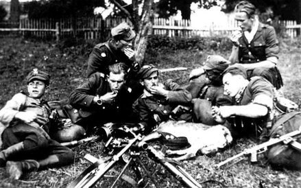 Partyzanci z 4. szwadronu 5. Brygady Wileńskiej w czasie posiłku