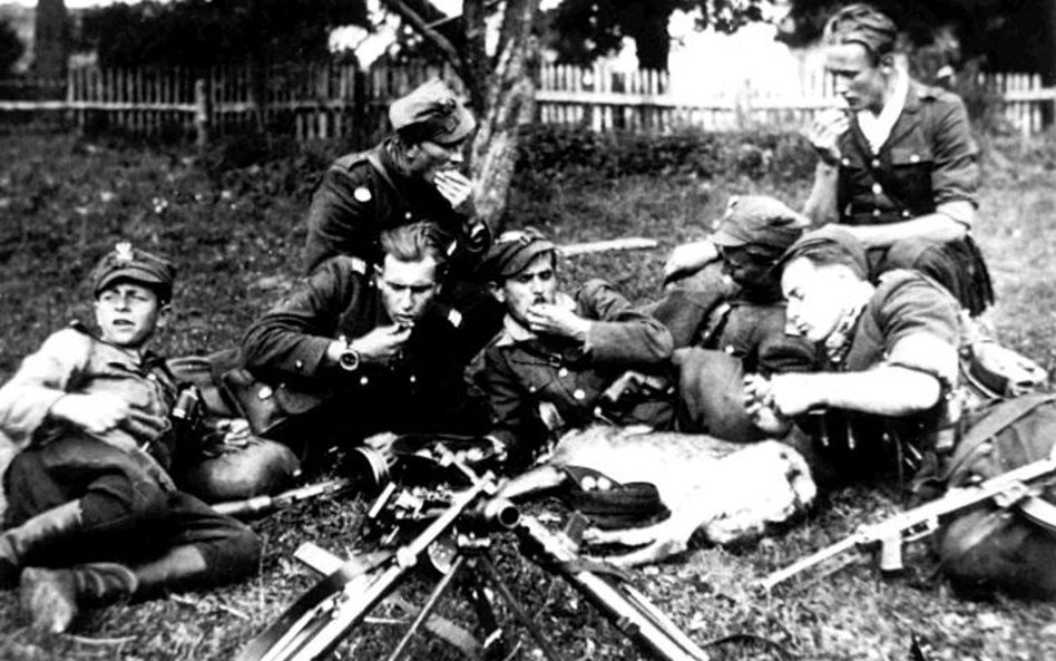 Partyzanci z 4. szwadronu 5. Brygady Wileńskiej w czasie posiłku