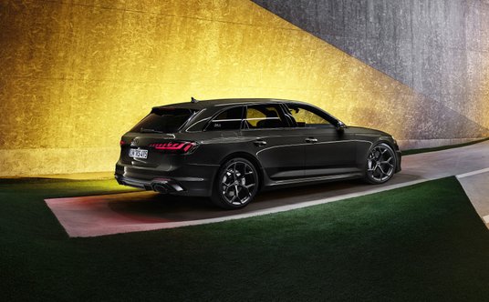 Audi RS 4 Avant Edition 25 Years w kolorze Mythos Black