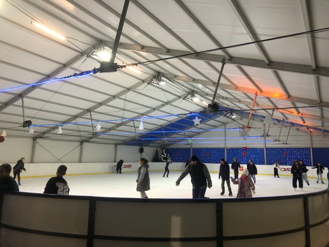 Czwartkowy wieczór na lodowisku przy ul. Łabiszyńskiej 20A, wciąż jest miejsce dla chętnych