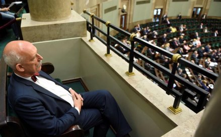 Kandydat Partii KORWiN na prezydenta RP - Janusz Korwin-Mikke, słucha wystąpienia ministra spraw zag