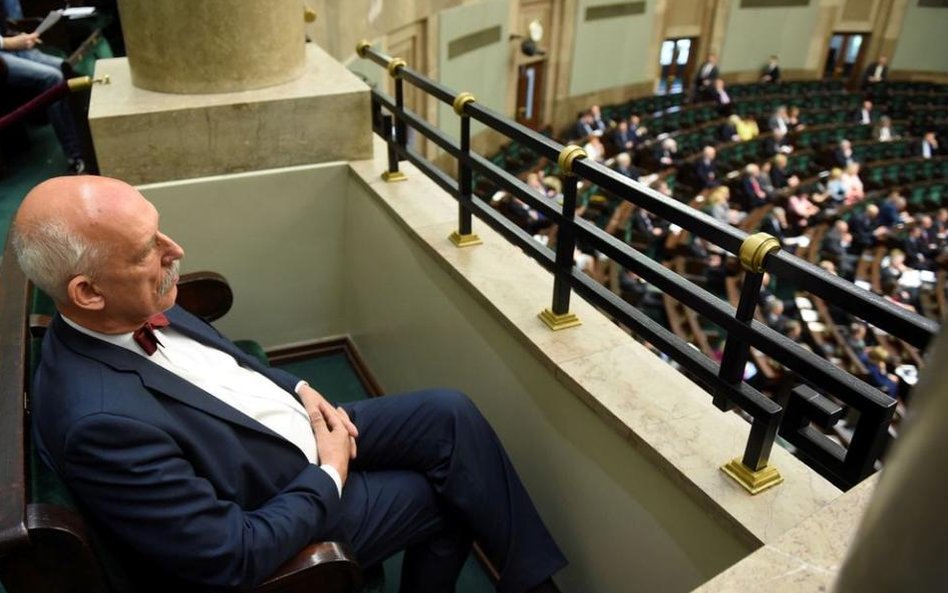 Kandydat Partii KORWiN na prezydenta RP - Janusz Korwin-Mikke, słucha wystąpienia ministra spraw zag