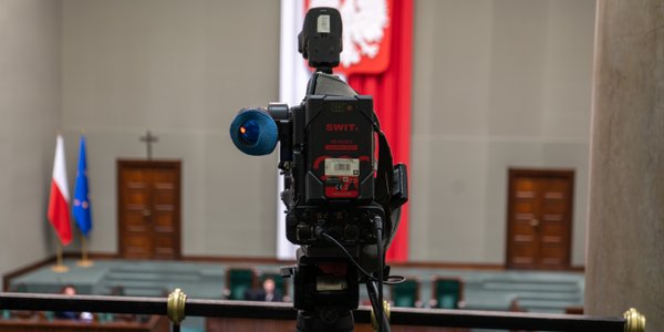 Najnowszy sondaż partyjny. Po wyborach mogłoby dojść do pata