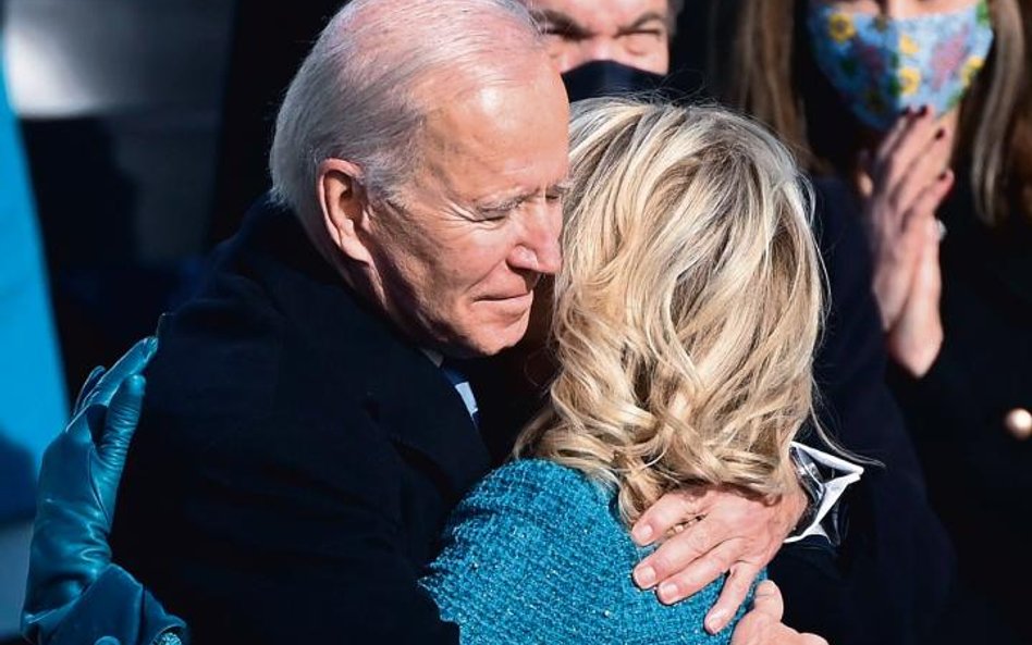 Joe Biden chwilę po zaprzysiężeniu – z żoną Jill