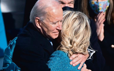Joe Biden chwilę po zaprzysiężeniu – z żoną Jill