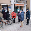 Od 15 stycznia do szczepień mogą zapisywać się seniorzy. Niektórzy muszą stać w kolejkach.