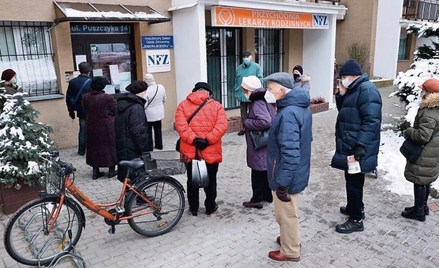 Od 15 stycznia do szczepień mogą zapisywać się seniorzy. Niektórzy muszą stać w kolejkach.