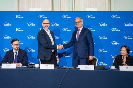 Prezes Grupy Enea Grzegorz Kinelski oraz prezes BGK Mrosław Czekaj podczas podpisania umowy, w obecn