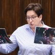 Posłanka Monika Falej prezentuje w Sejmie zdjęcie dzieci z Michałowa