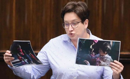 Posłanka Monika Falej prezentuje w Sejmie zdjęcie dzieci z Michałowa