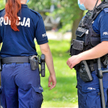 Jak powinien wylegitymować się policjant i kiedy może żądać wylegitymowania się przez obywatela?
