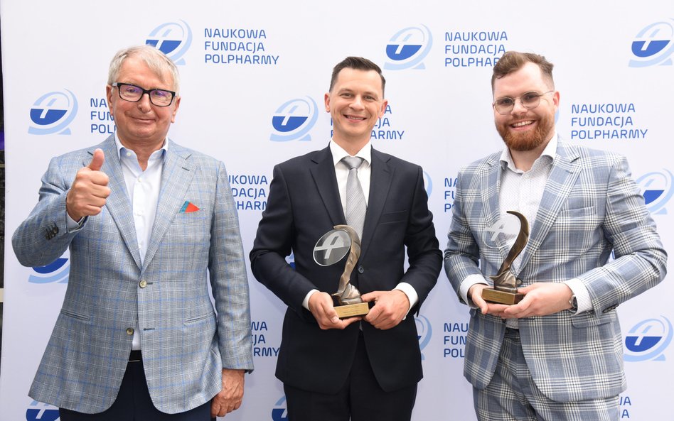 Jerzy Starak, przewodniczący Rady Nadzorczej Polpharma SA (z lewej), uhonorował dr. Bogusza Aksaka-W