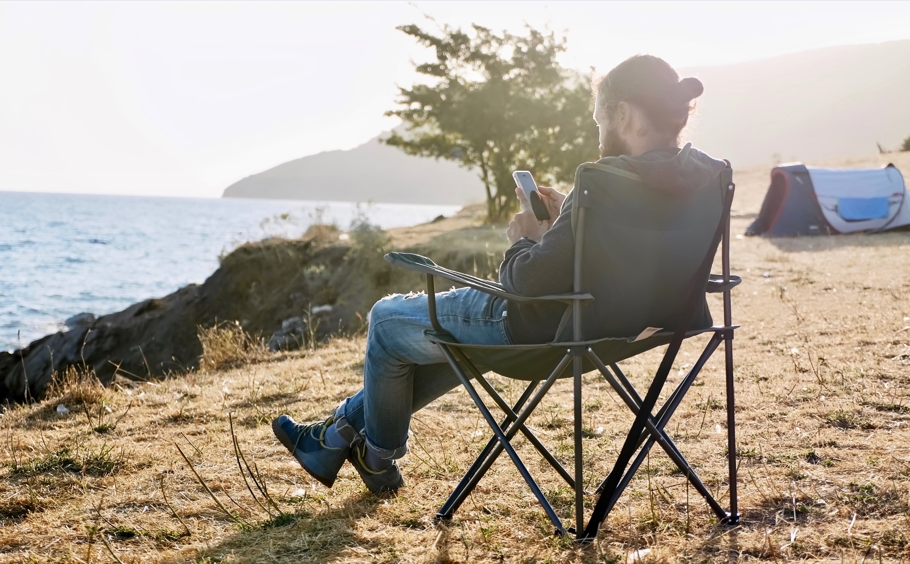 Jak nie przepłacić za internet w podróży, czyli opłaty za roaming pod lupą